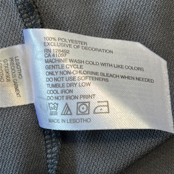 Greg Norman Play Dry pullover.  Men’s size medium.  Zip front. - Picture 10 of 10